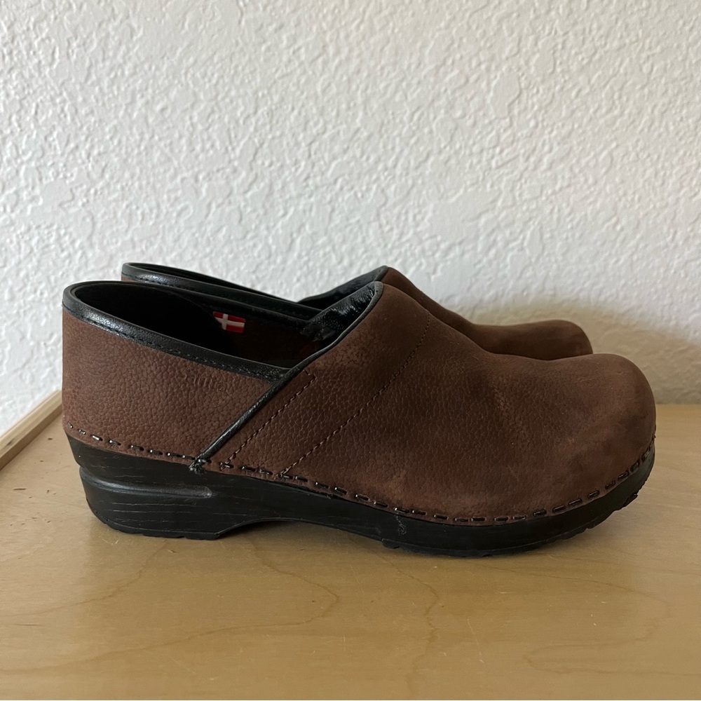 Sanita 38 Pro Textured Oil Clogs in Antique Brown